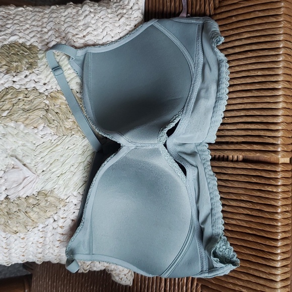 Victoria's Secret bra, size 32D - Picture 4 of 10